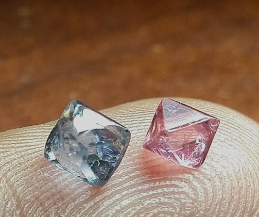 Spinel 0.95ct-2pcs Small Crystals.